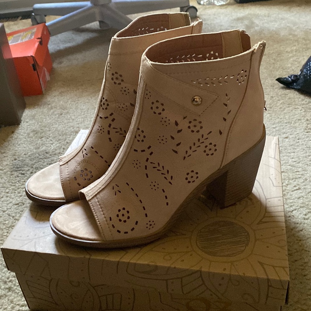 Open toe heel bootie
